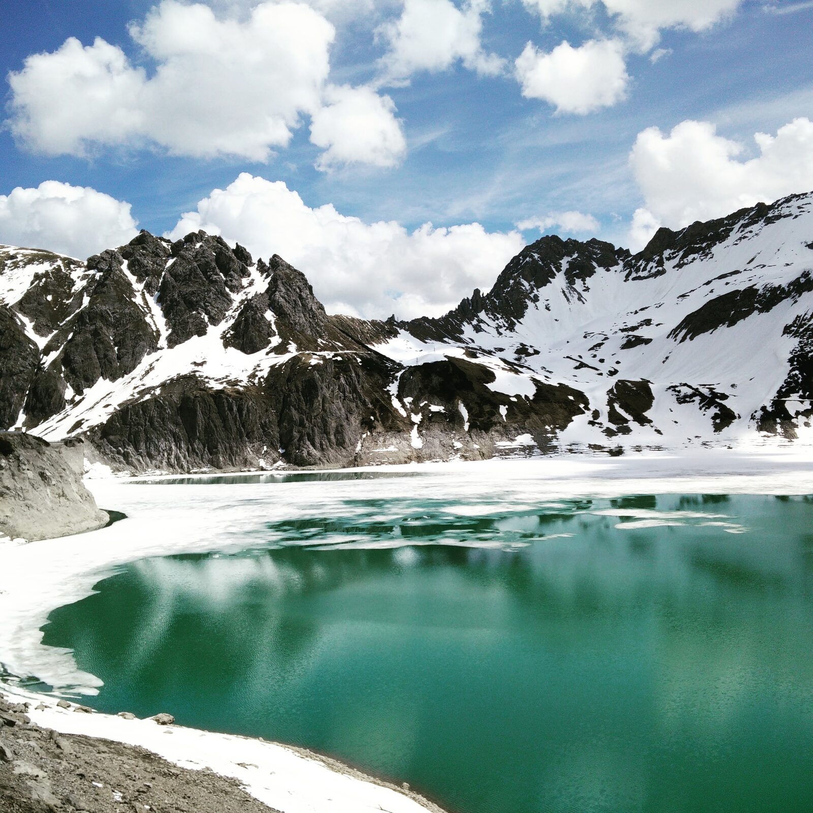 Wasserkraft aus den Alpen: Speicherseen und Kraftwerke machen Österreich zum Land der erneuerbaren Energie – und speichern Strom für windstille Tage.