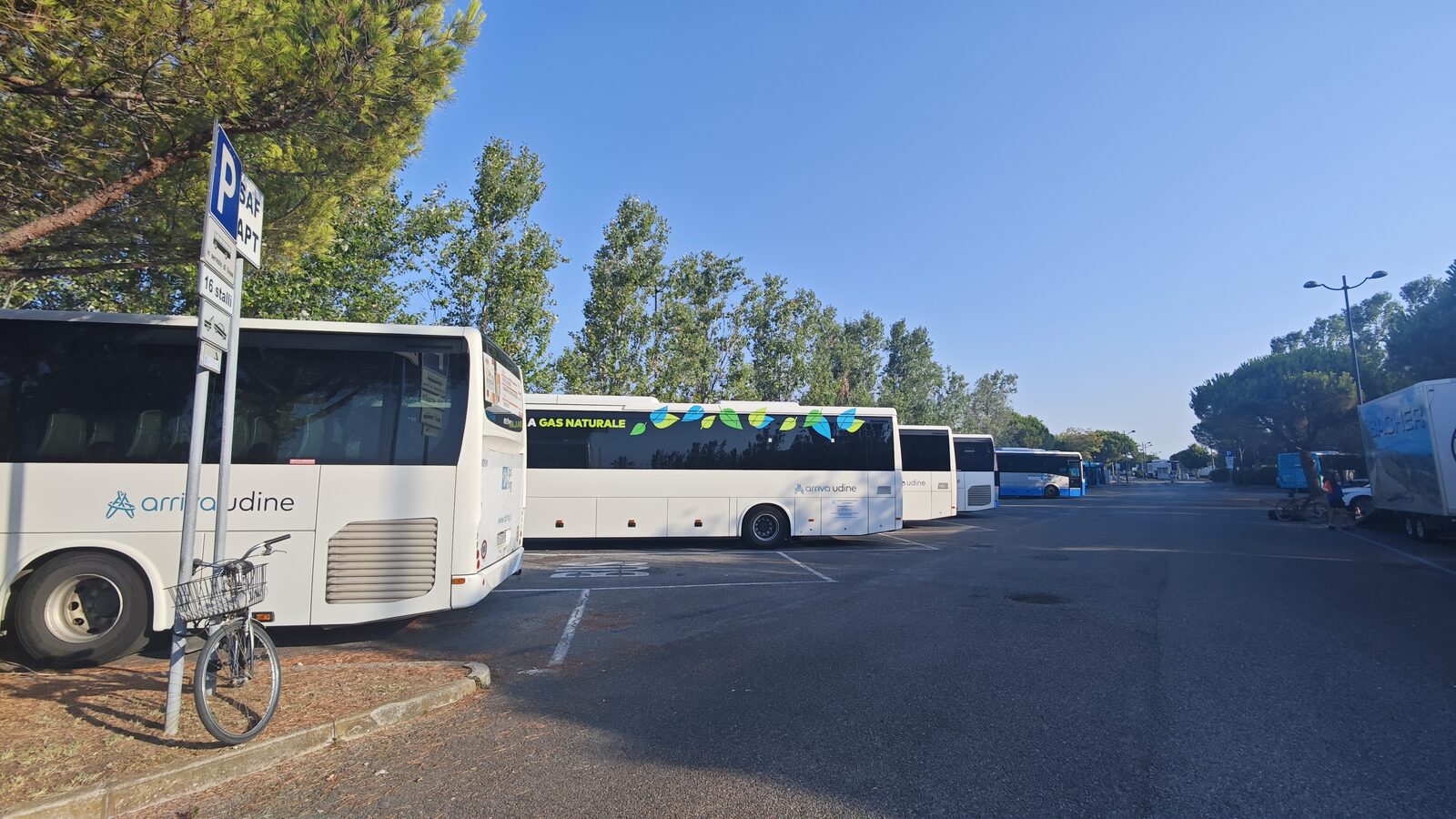Besucherlenkung konkret: Der Bus bringt viele Gäste mit wenig Verkehr – die Straße bleibt frei, das Tal ruhig.