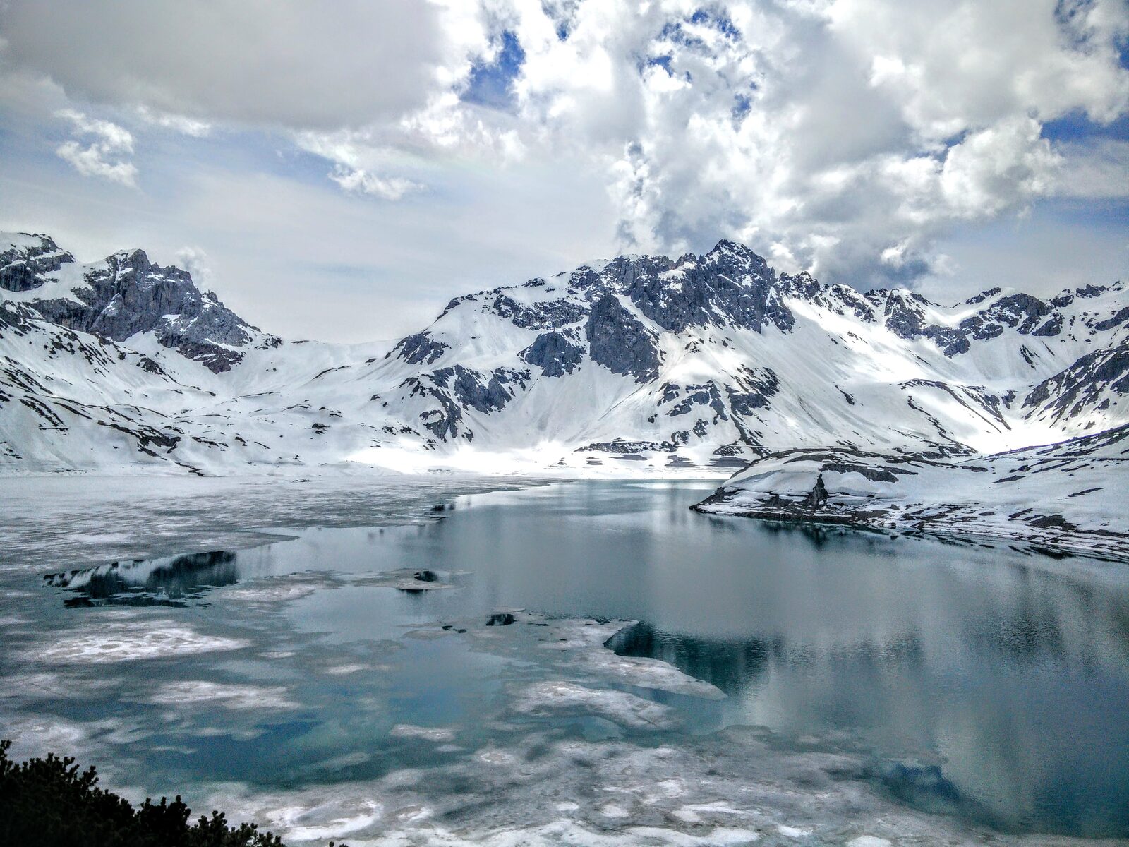 Zwei Ansprüche, ein Raum: Der Lünersee im Brandnertal (Vorarlberg) ist Stausee für die Stromerzeugung – und zugleich beliebtes Ausflugsziel im Hochgebirge. Mai 2016.